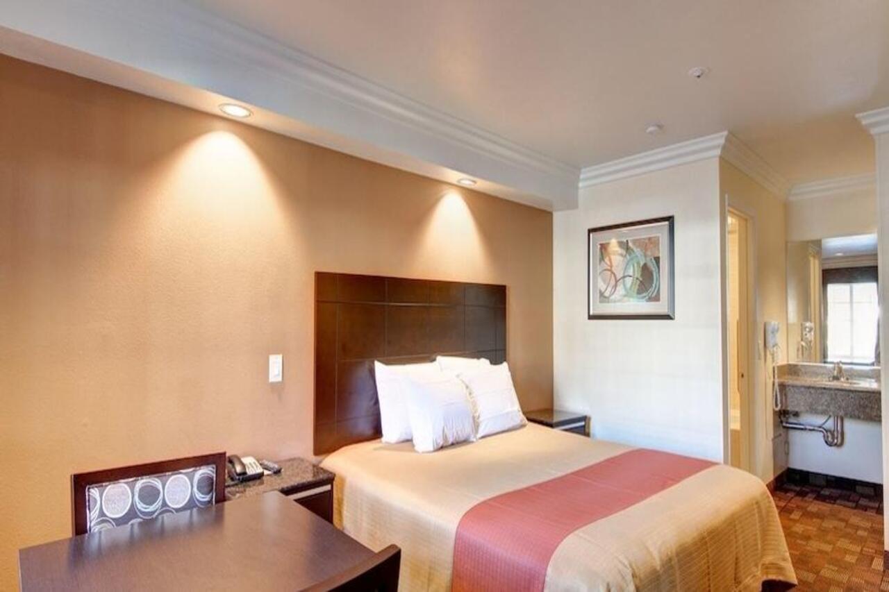 Ontario Inn & Suites Montclair Bagian luar foto
