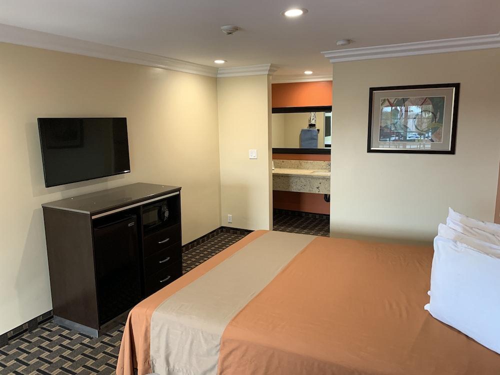 Ontario Inn & Suites Montclair Bagian luar foto