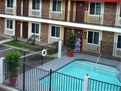 Ontario Inn & Suites Montclair Bagian luar foto